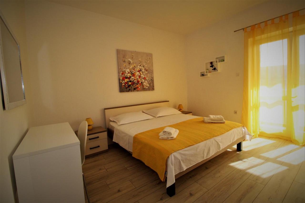 Apartments And Rooms With Parking Space Pag - 13060 Pag Town Exterior foto